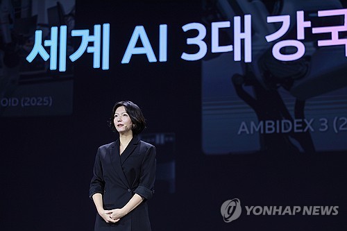 최수연 네이버 대표이사가 11월 6일 서울 강남구 코엑스 그랜드볼룸에서 열린 단25(DAN25) 콘퍼런스에서 발표하고 있다 네이버 제공