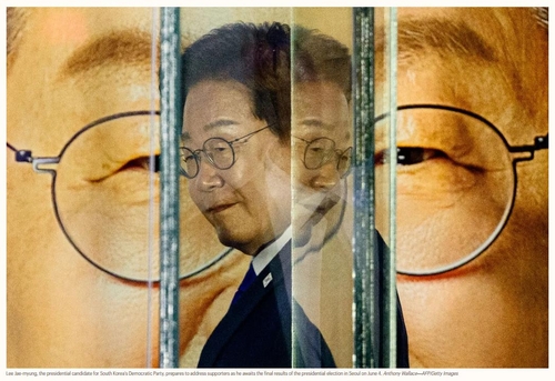 이재명 대통령이 등장하는 타임지 선정 100대 사진 이재명 더불어민주당 대선 후보가 6월 4일 서울에서 대선 최종 결과 발표를 기다리며 지지자들에게 연설할 준비를 하고 있다.[미국 타임지 홈페이지 캡처.재판매 및