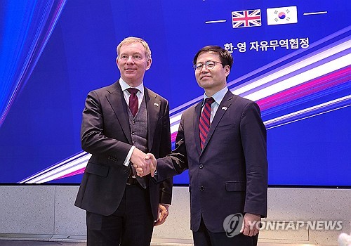 크리스 브라이언트 영국 산업통상부 통상담당 장관과 여한구 통상교섭본부장 [연합뉴스 제공]