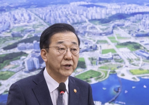 국토장관 "<b>주택 공급</b>에 <b>신뢰성</b> 중요…대책 발표 늦출 수도"