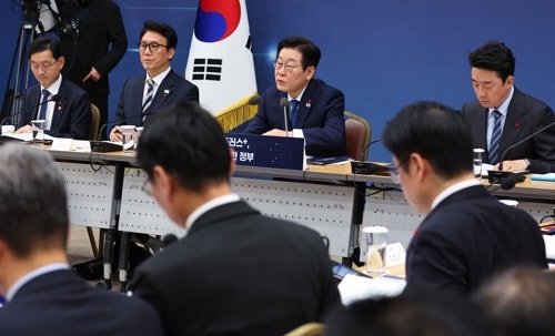 이 <b>대통령</b>, 혐오 표현 <b>현수막</b>에 "행정적 틈새 이용해 온 사회 수치"