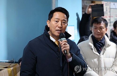 오세훈 시장, 세운지구 주민과 간담회 오세훈 서울시장이 이달 4일 종묘 경관 훼손 논란이 일고 있는 서울 종로구 세운재정비 촉진지구를 방문해 주민들과 간담회를 하는 모습. [연합뉴