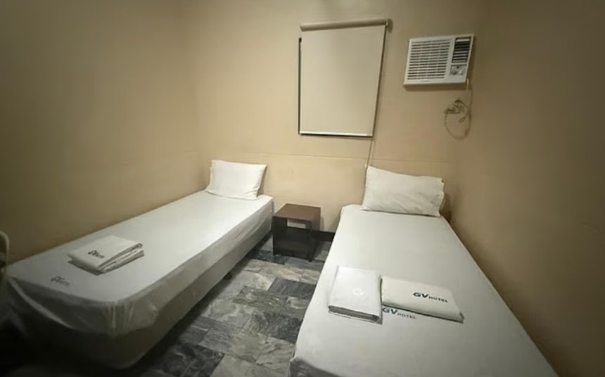 아크람 부자가 필리핀에서 한 달간 머문 1성급 호텔의 객실 모습 [데일리메일 제공]