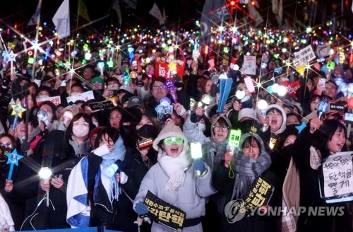 탄핵안 가결에 '환호' 윤석열 대통령 탄핵소추안이 가결된 14일 서울 여의도 국회 앞에서 열린 촛불집회에 참석한 시민들이 환호하고 있다.2024.12.14 [서울=연합뉴스 제공]