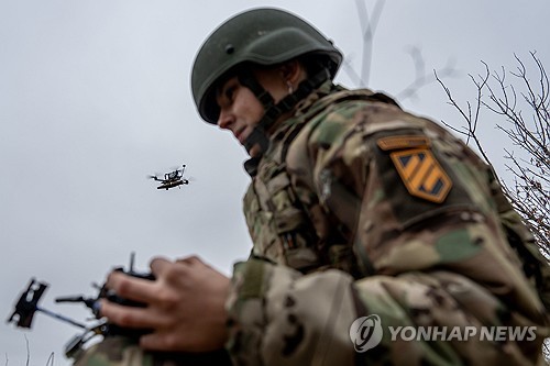 드론 운용하는 우크라이나 병사 [AP=연합뉴스 자료사진]