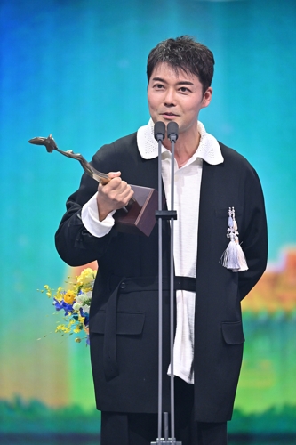 2025 KBS 연예대상 대상 수상한 전현무 전현무가 21일 서울 여의도 KBS 신관 공개홀에서 열린 2025 KBS 연예대상에서 대상을 받고 수상 소감을 말하고 있다.  [KBS