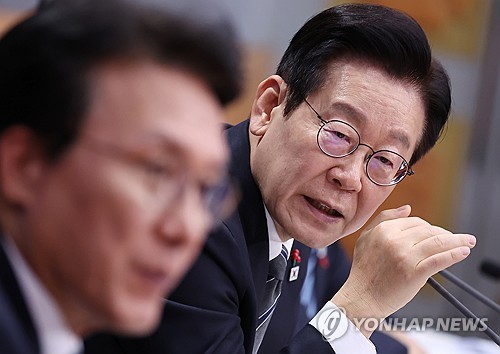 이재명 대통령,금융위원회·공정거래위원회 업무보고 발언 (서울=연합뉴스) 김도훈 기자 = 이재명 대통령이 19일 정부서울청사 별관에서 열린 금융위원회·공정거래위원회 업무보고에서 발언하고 있다.2025.12.19 s