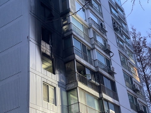 새벽 송파구 올림픽선수촌아파트서 불 새벽 송파구 올림픽선수촌아파트서 불 (서울=연합뉴스) 강류나 기자 = 24일 오전 서울 송파구 방이동 한 아파트 5층에서 불이 나 화재 현장 주변이 검게 그을려 있다.20