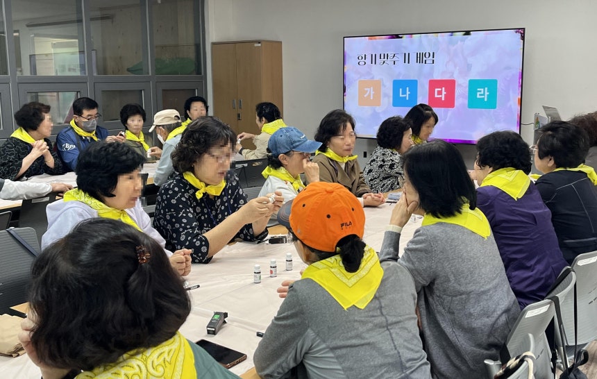 후각 기반 산림복지 향기 치유 프로그램에 참가한 노인들 [한국산림복지진흥원 제공. 재판매 및 DB 금지]