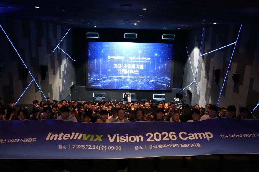 ﻿24일 진행된 인텔리빅스 종무식에서 직원들이 단체사진을 촬영하고 있다.[인텔리빅스 제공]