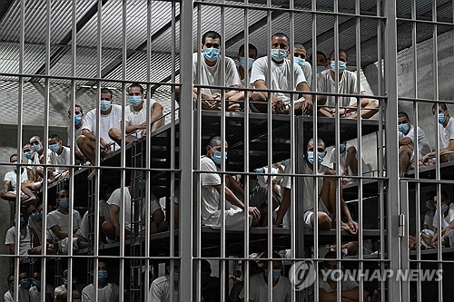 엘살바도르 수용소에 수감된 베네수엘라 출신 이민자들 [AFP 연합뉴스 자료사진]