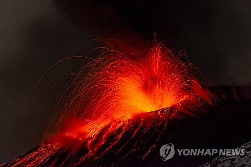 분화하는 이탈리아 시칠리아섬 에트나 화산 [AP 연합뉴스 제공]