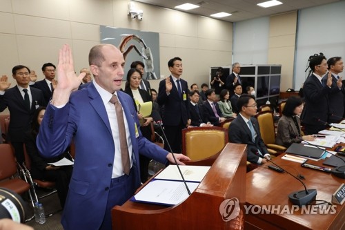 증인 선서하는 로저스 쿠팡 임시대표 