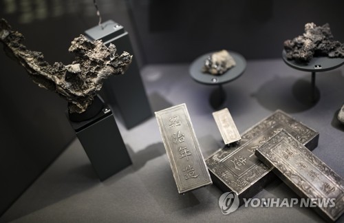 은 원석과 은괴 [EPA=연합뉴스 자료사진 제공]