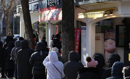 새해 첫날,로또 구매 인파 새해 첫날,로또 구매 인파 (서울=연합뉴스) 이진욱 기자 = 새해 첫날인 1일 서울 노원구의 한 복권판매점 앞에서 시민들이 로또 구매를 위해 줄을 서고 있다.2026.1.1 