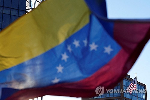 3일(현지시간) 베네수엘라 국기 너머로 보이는 미국 성조기 [런던 로이터=연합뉴스.재판매 및 DB 금지]