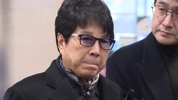 60년 우정… 조용필, 안성기 빈소 찾아 애통함