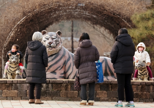  7일 광주 북구 우치동물원에서 관람객들이 시설을 이용하고 있다 [연합뉴스]