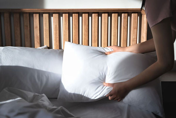 혈액암의 징후가 아침에 베개와 침구에 나타날 수 있다.[클립아트코리아 자료]