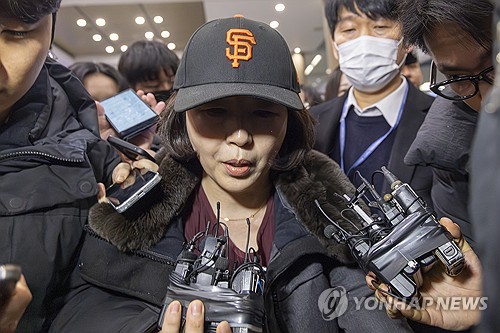 입국하는 김경 서울시의원 (영종도=연합뉴스) 윤동진 기자 = 2022년 지방선거 국면에서 더불어민주당 소속이던 강선우 의원에게 '공천헌금' 1억원을 전달한 의혹을 받는 김경 서울시