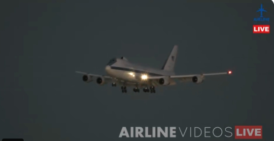 51년 만에 LA에 나타난 '심판의 날 비행기' E-4B, 전쟁 임박?