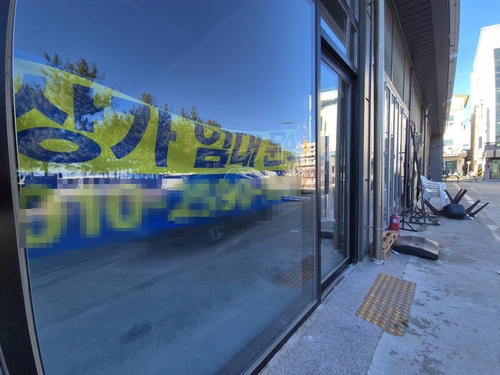 양양 인구해변 한 상가에 걸린 임대 문의 [촬영 류호준]