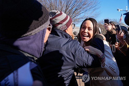 15일(현지시간) 미국에서 지지자들과 인사하는 마차도 [연합뉴스 제공]