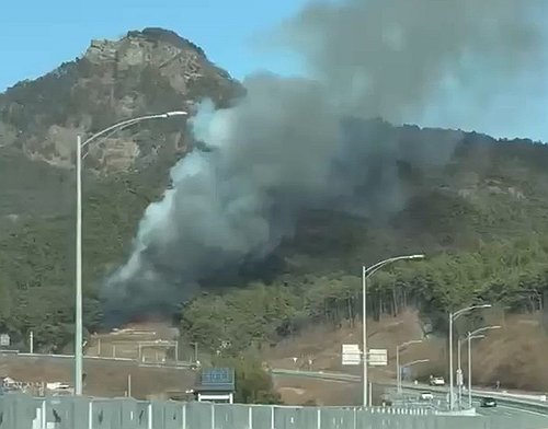 경북 구미 야산에서 불…당국 "진화 중" [화면=연합뉴스/산림청 제공.재판매 및 DB 금지]