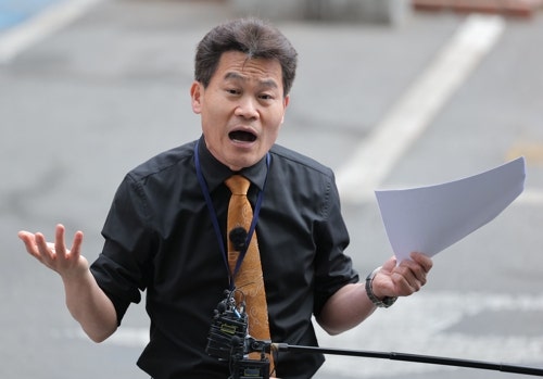 [단독] 가스총 들고 국회 들어가려던 전한길…알고 보니