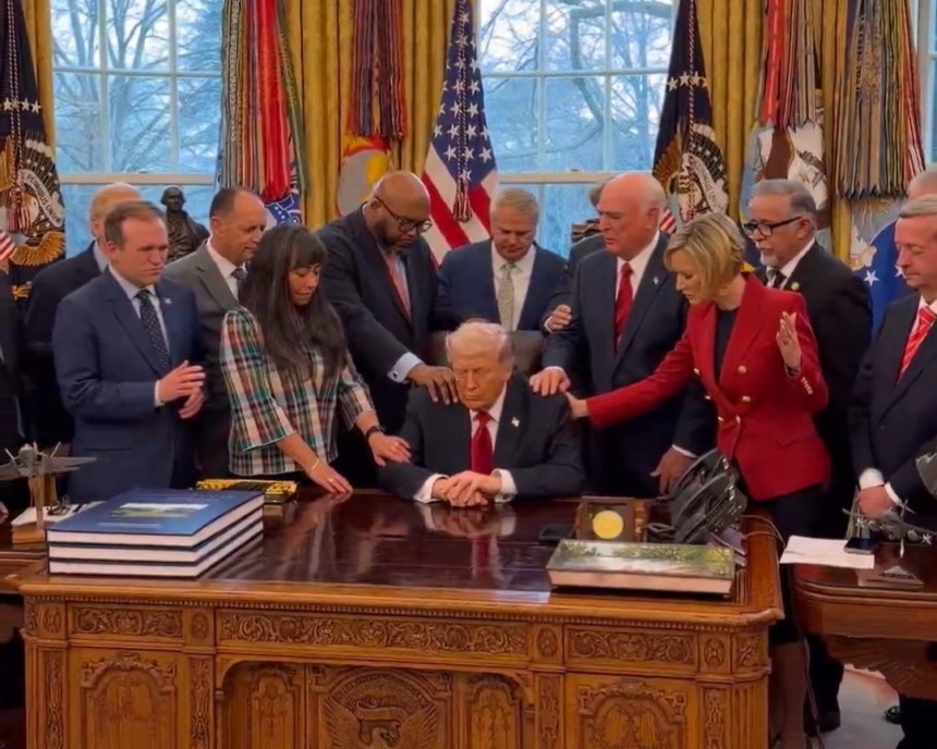 목사들이 트럼프 대통령을 위해 기도를 해주는 모습 [마고 마틴 보좌관 X]