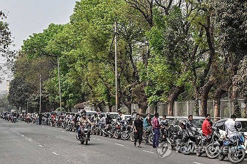 연료 사려고 줄 선 방글라데시 오토바이 운전자들 [AFP 연합뉴스 자료사진]