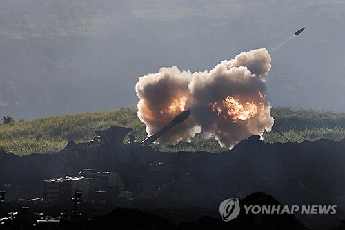 17일 이스라엘 북부 레바논 접경지대에서 이스라엘군이 레바논을 향해 포격하는 모습 [로이터=연합뉴스 제공]