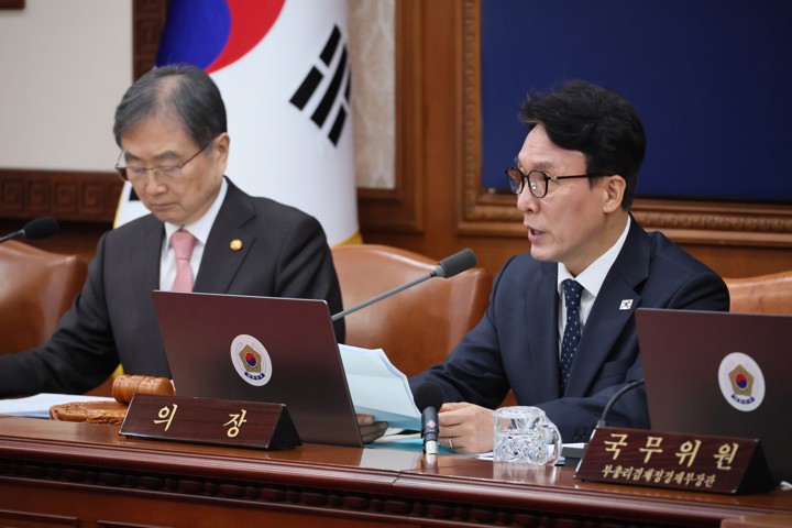 임시국무회의, 발언하는 김민석 국무총리 임시국무회의, 발언하는 김민석 국무총리
    (서울=연합뉴스) 이정훈 기자 = 김민석 국무총리가 30일 서울 종로구 정부서울청사에서 열린 