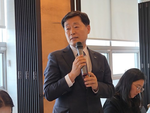 기자간담회 하는 정왕국 대표이사 사장 기자간담회 하는 정왕국 대표이사 사장 (서울=연합뉴스) 임성호 기자 = 정왕국 에스알 신임 대표이사 사장이 14일 세종시에서 열린 국토교통부 출입기자단 간담회에서 발언하고