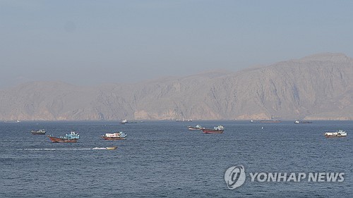 오만 앞바다 호르무즈 해협의 선박들 [로이터 연합뉴스 자료사진]