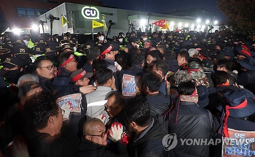 화물연대와 경찰 '야간대치' [연합뉴스 자료사진]