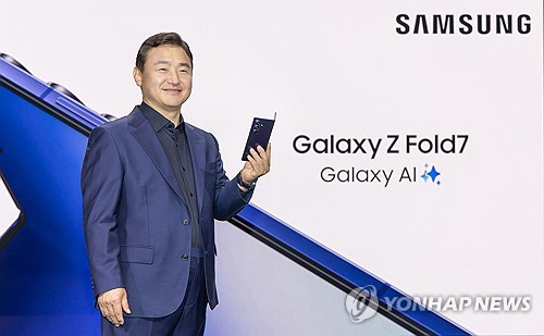 '갤럭시 Z 폴드7' 공개하는 노태문 사장 (서울=연합뉴스) 삼성전자 DX부문장 직무대행 노태문 사장이 9일(현지시간) 미국 뉴욕 브루클린 듀갈 그린하우스에서 열린 '갤럭시 언팩 2025(Galaxy Unpacked