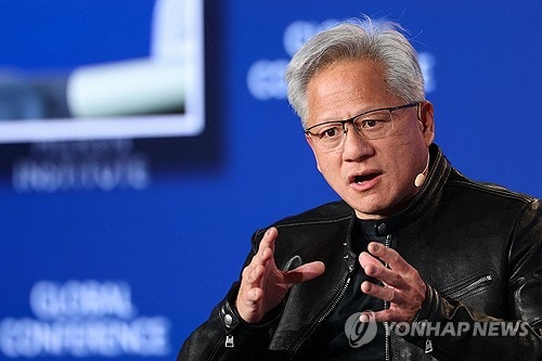 베이징 가던 에어포스원, 알래스카서 멈추고 젠슨황 태워