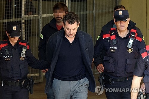 패션업체 망고 창업주 추락사, 타살 의심 재수사…아들 체포