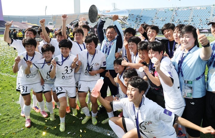 <b>이 대통령</b>, 북한 여자축구단에 '<b>우승 축하</b>' 메시지