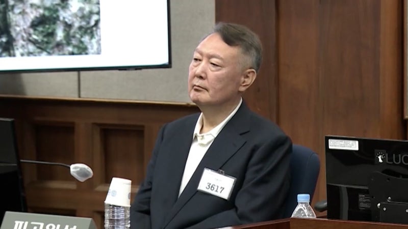특검, 尹 <b>2차 소환</b>…'반란 우두머리 혐의' 조사