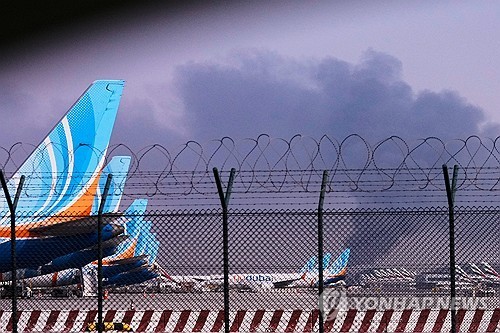 지난 3월 이란 드론 공격을 받아 연료탱크에 화재가 발생한 두바이 국제공항 [AP=연합뉴스 자료사진]