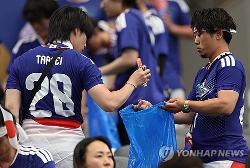 네덜란드와 비긴 뒤 파란 봉투 꺼내든 일본 응원단…관중석 청소 또 화제