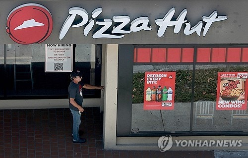 사업 부진에 결국…<b>피자헛</b>, 4조원에 <b>매각</b> 결정