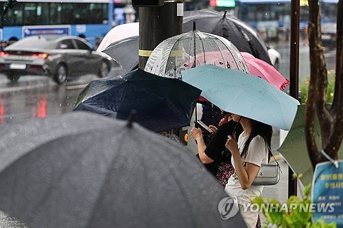 7월에 첫 장맛비?…역대 6번째 '지각 장마' 오나