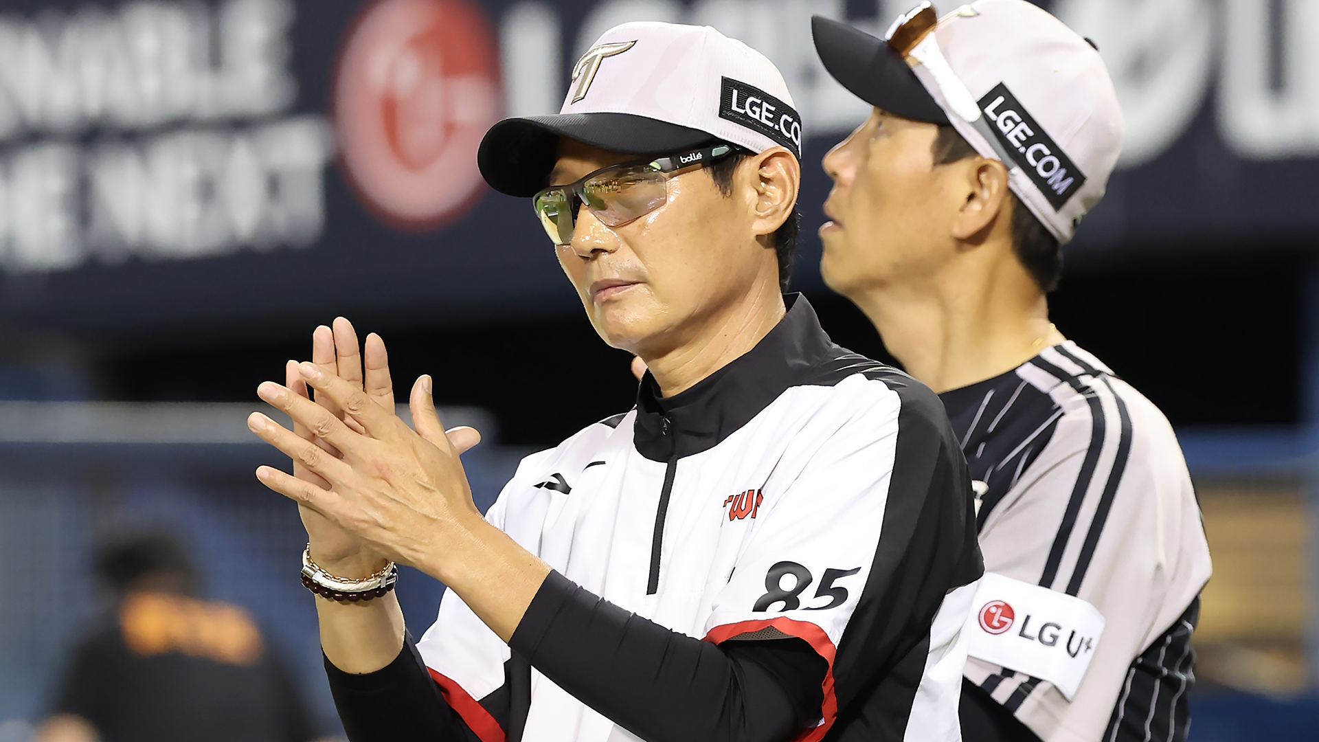 LG 염경엽 감독, 통산 700승…역대 최고령 신기록