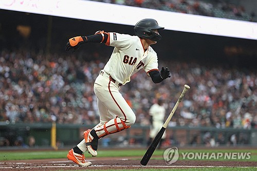 'MLB 타율 2위' 이정후, 이틀 연속 2안타…<b>호수비</b> 활약도