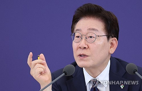 이 대통령 '호남 반도체공장' 폭풍 SNS…"역사적 성과 비방말길"