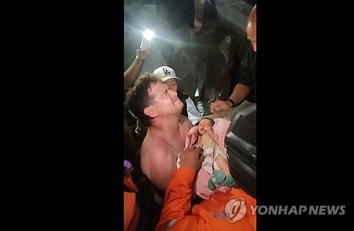"희망의 상징"…생후 18일 아기, 잔해 더미서 극적 생환