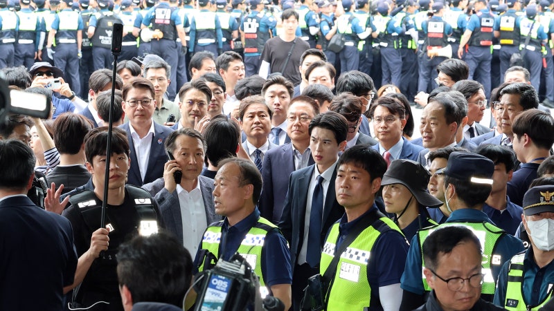 [속보] 국조특위 의원들, '봉쇄 개표소' 내부 진입
